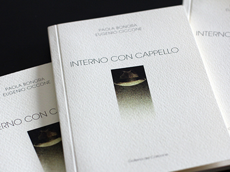 Featured image for “Interno con cappello”